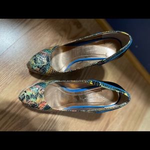 BCBG ENERATION 4 inch heels snake skin pattern Size  1/2 B